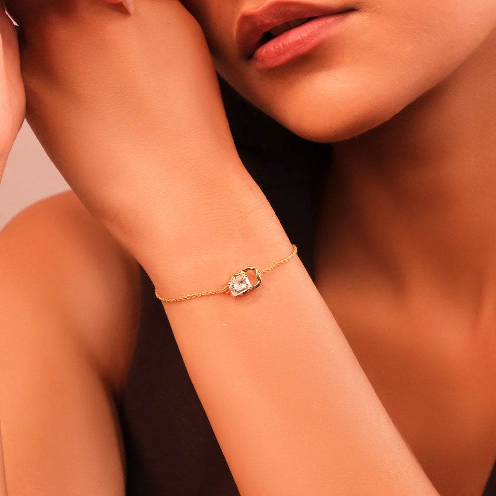 Striking Emerald - Pure Gold Lab Diamond Solitaire Bracelet Main image